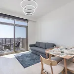Modern And Peaceful 2 Bedroom In Amber By Azizi