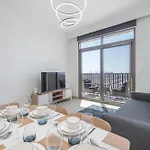 Modern And Peaceful 2 Bedroom In Amber By Azizi