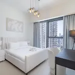 Full Luxury In This 2 Bedroom With Skycraper Views