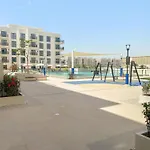 Vayk - Modern 2Bd With Pool View In Town Square