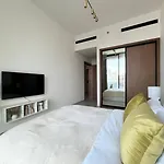 Curated Calm Elegant 1Br Stay In Jvc