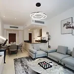 Luxury 2Br Waterfront Oasis In Marinagate - Livbnb