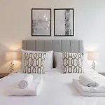 Guestready - Monochromatic Adventure