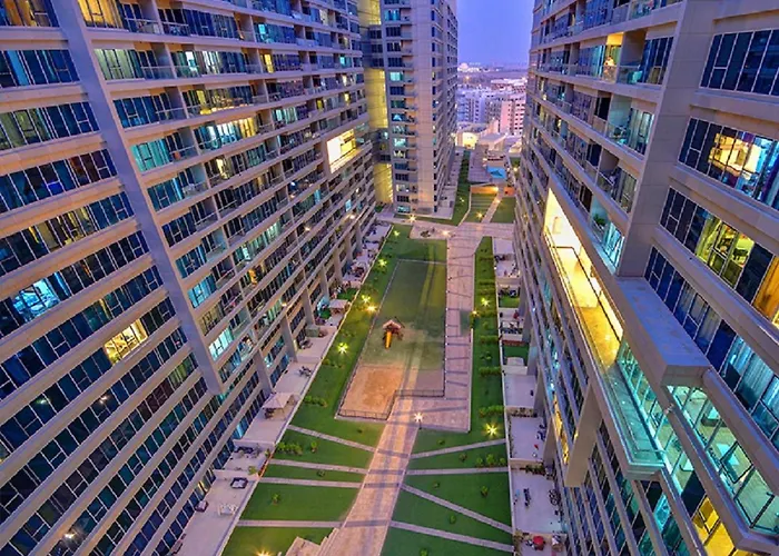 Octavius Holiday Home, Large 2 Bedroom Apartment Near Global Village & Outlet Mall