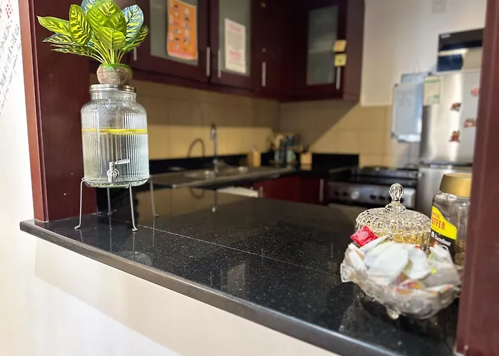 The Journey Hostel - Infront Of Tram-Metro, Access To Beach, Pool & Gym - Enjoy Our Seaview - Coworking Space - Resident Housekeeping - Inhouse Food Menu - All At Jumierah Beach Residence, Dubai Marina