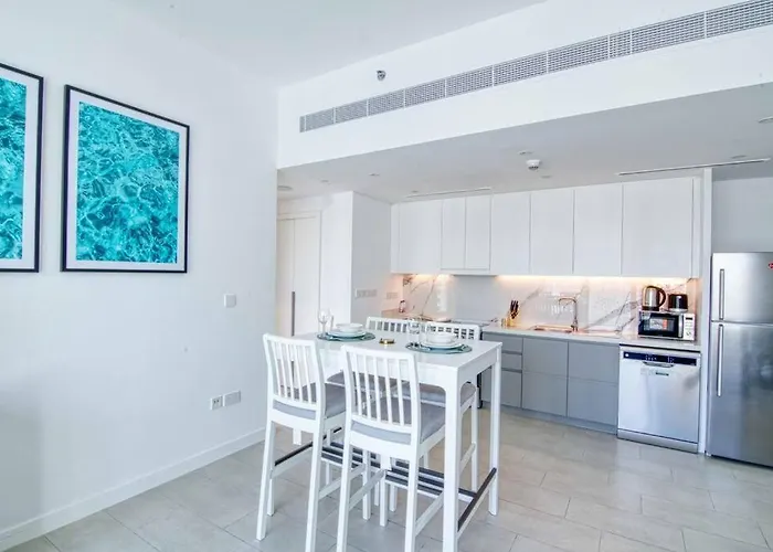 Delightful 1Br In Jbr With Beach Access