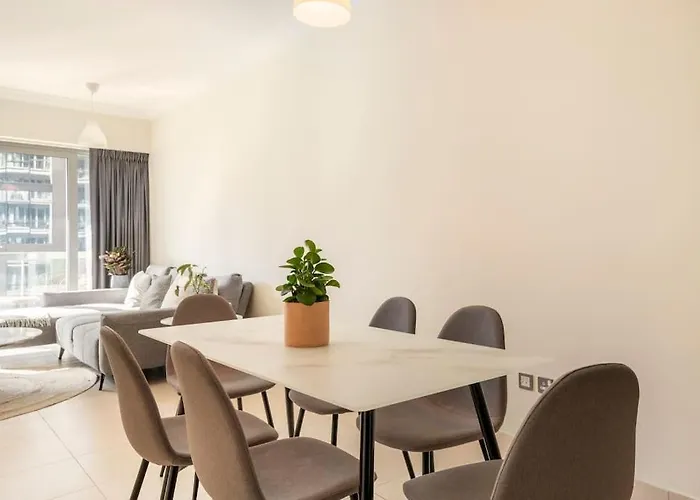 Spacious Place Near Dubai Mall, Fountains & Burj Khalifa