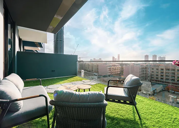 Spacious Balcony, King Bed, Pool At Jvc Dubai