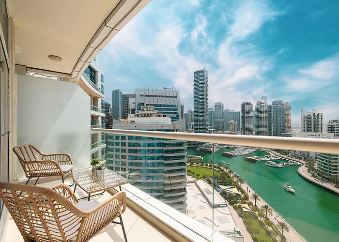 Luxury 1Br At Dubai Marina: Stunning Marina Views, Pool & Gym