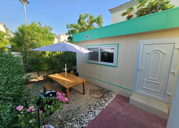 Bungalow 8 - Luxury 1-Bedroom Guest House In Jvt