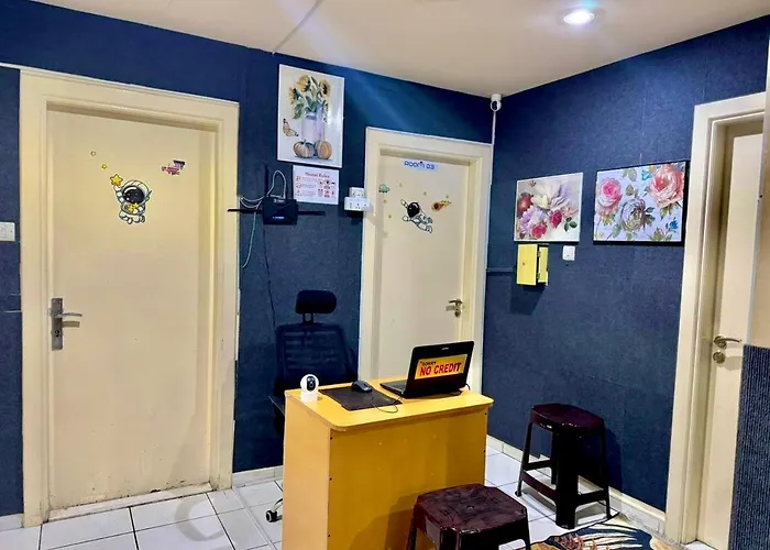 Aavhr Youth Holiday Home Near Burjuman Metro Station