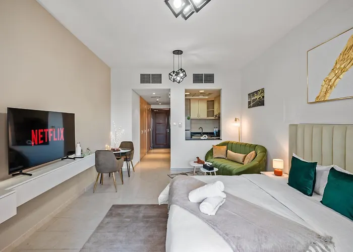 Chic Studio Near Discovery Gardens Attractions