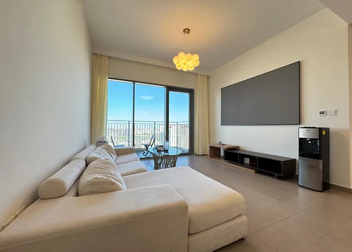 Modern 1Br In Dubai Hills With Big Screen Experience