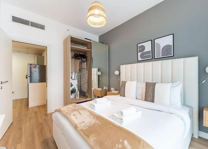 Central 1Br In Marina With Private Terrace & Pool