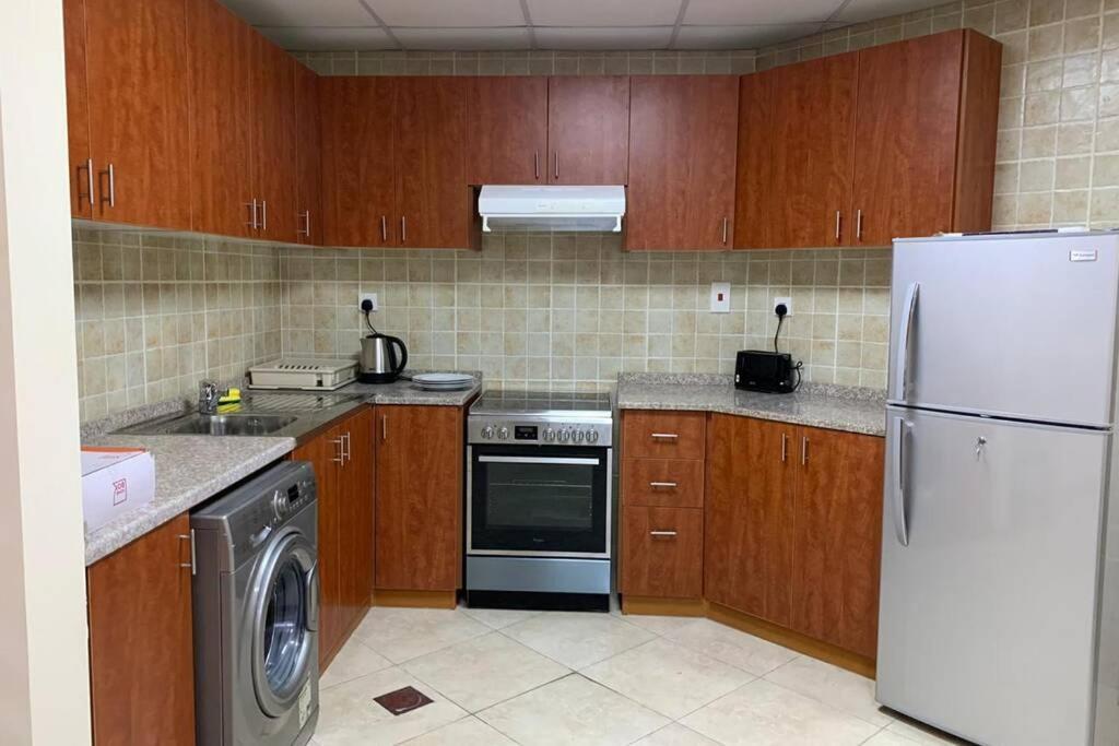 Daire Cozy 2bhk Near To Dmcc Metro Station -505 Dubai