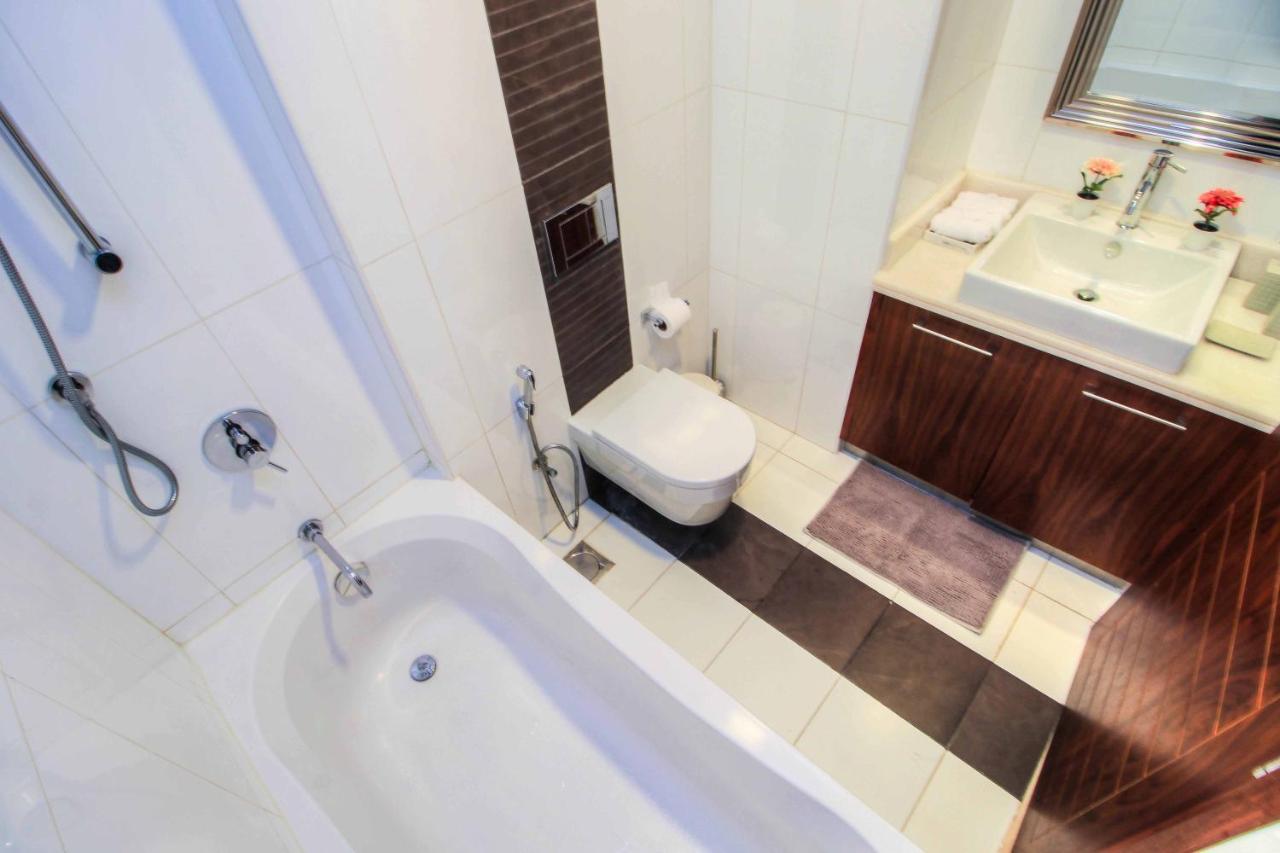 Durrani Homes - Luxurious Near Mall With Pool View Daire
