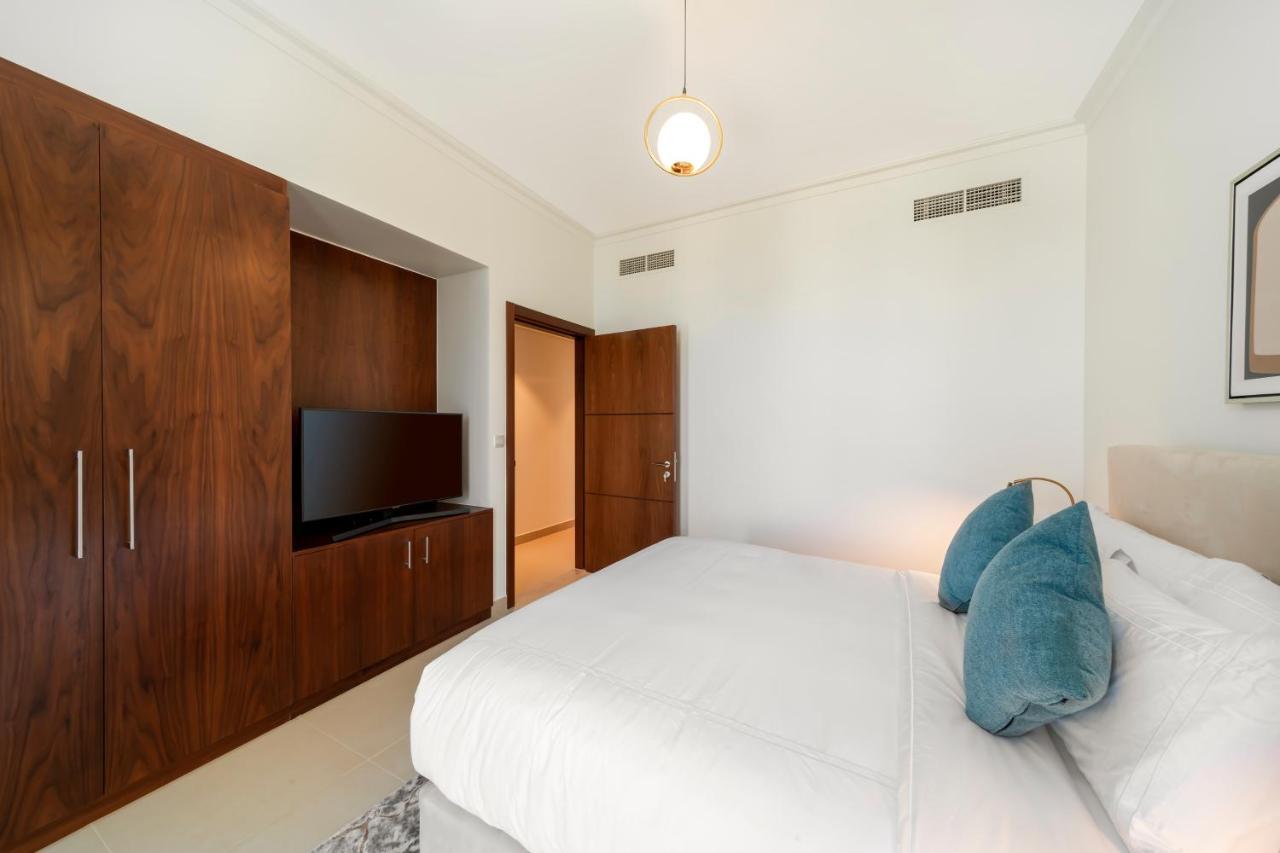 Full Burj Khalifa View: Atlas Homestays - 03 Bedroom At Burj Vista 5005 Apartment
