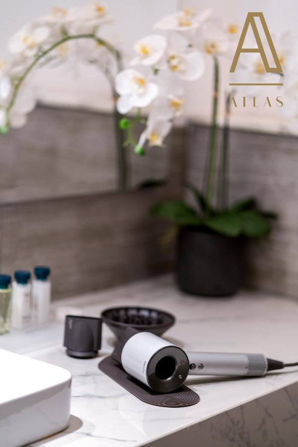 Apartment Full Burj Khalifa View: Atlas Homestays - 03 Bedroom At Burj Vista 5005 Dubai