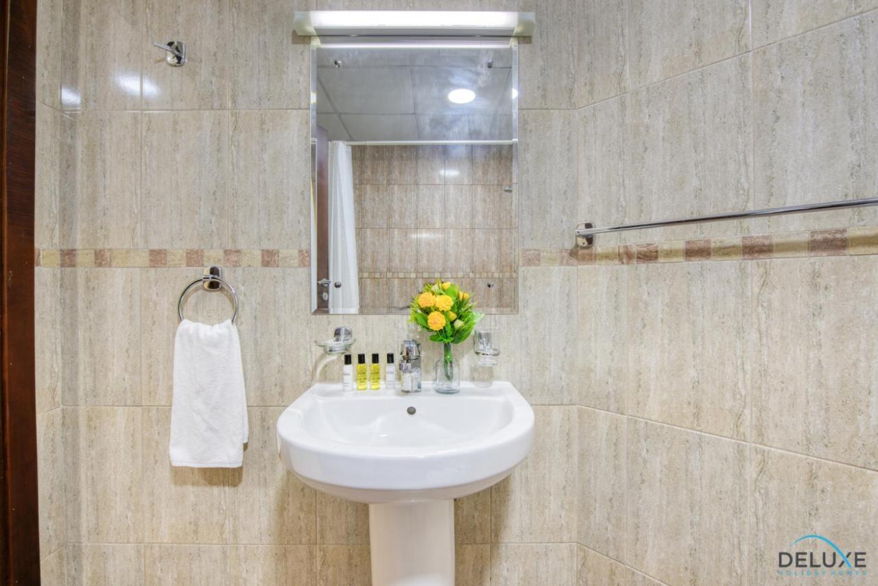 Apartment Minutes Away To Metro Unit With Nearby Retail Outlets, Gate 2, Jumeirah Towers By Deluxe Homes *