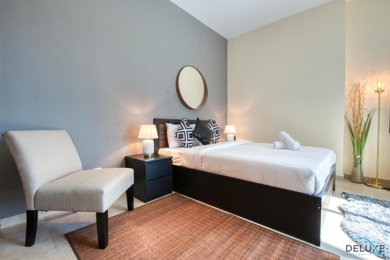 Apartment Minutes Away To Metro Unit With Nearby Retail Outlets, Gate 2, Jumeirah Towers By Deluxe Homes