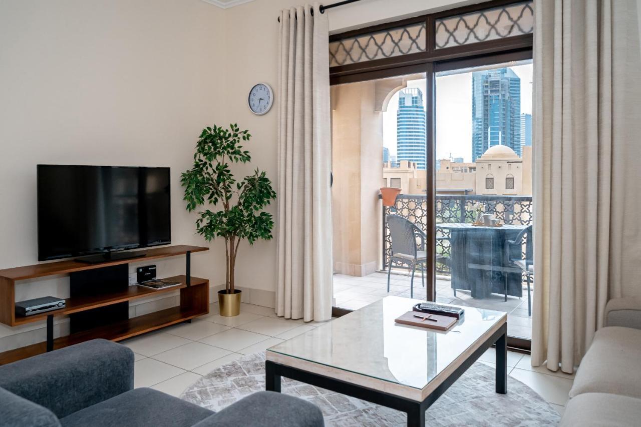 Higuests - Spacious Apt With Private Balcony In Old Town Apartment *