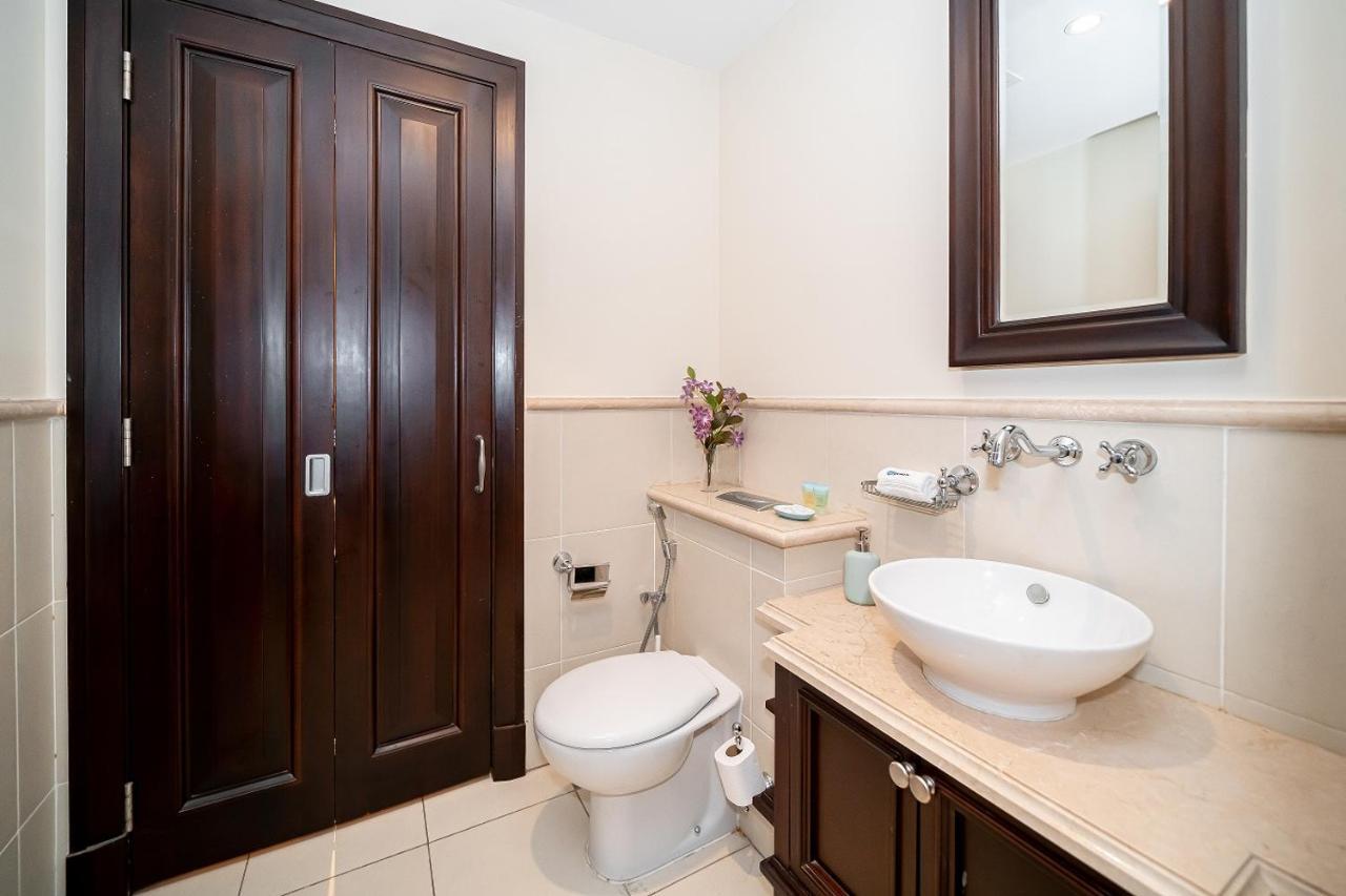 Higuests - Spacious Apt With Private Balcony In Old Town Apartment *