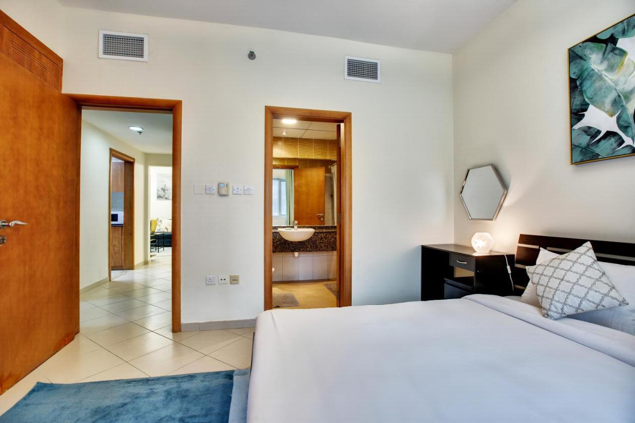 Apricus Holiday Homes - Beautiful 2 Bdrm Near Metro Apartment Dubai