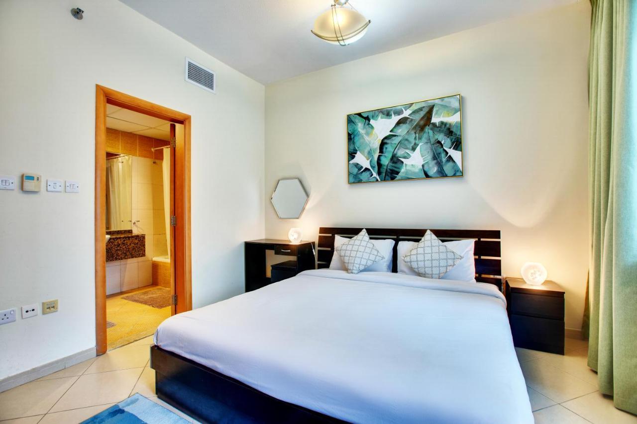 Apricus Holiday Homes - Beautiful 2 Bdrm Near Metro Apartment Dubai