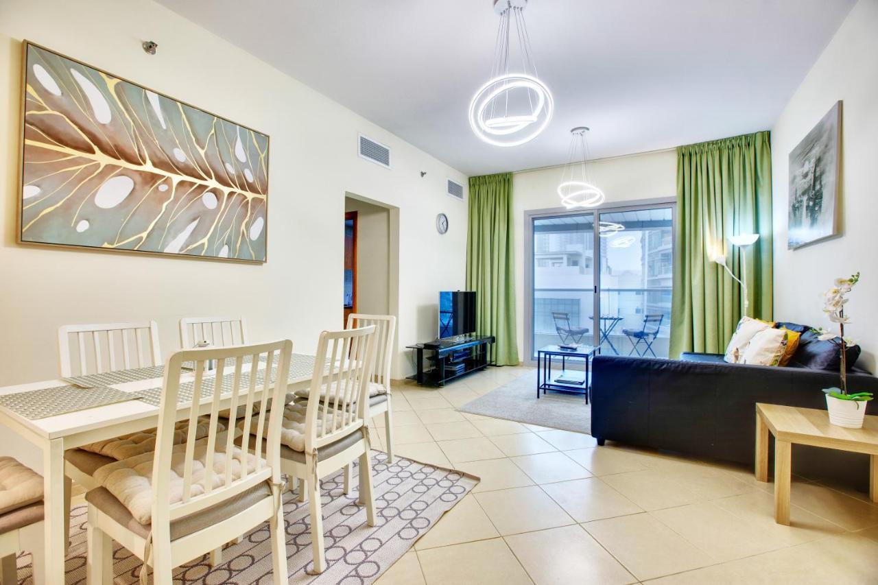 Apricus Holiday Homes - Beautiful 2 Bdrm Near Metro * Dubai
