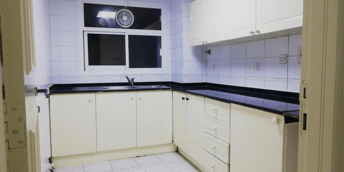 Bed Space For Males Near Metro Station Hostel *