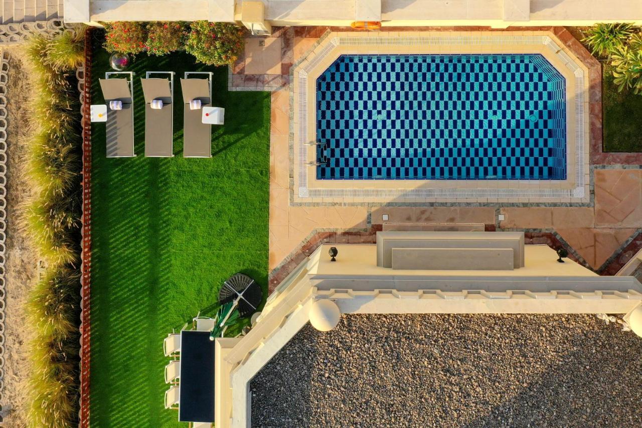 The S Holiday Homes - Luxurious 5 Bedrooms At Palm Jumeirah With Private Swimming Pool And Private Beach Access Villa