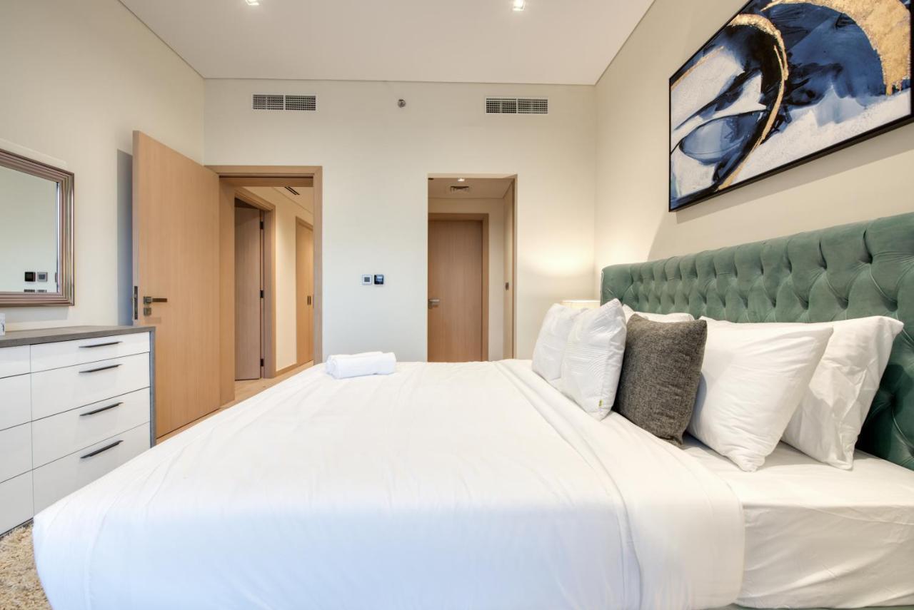 Rh- A Stylish Away From Home, Spacious 02 Bedroom Near Mall
