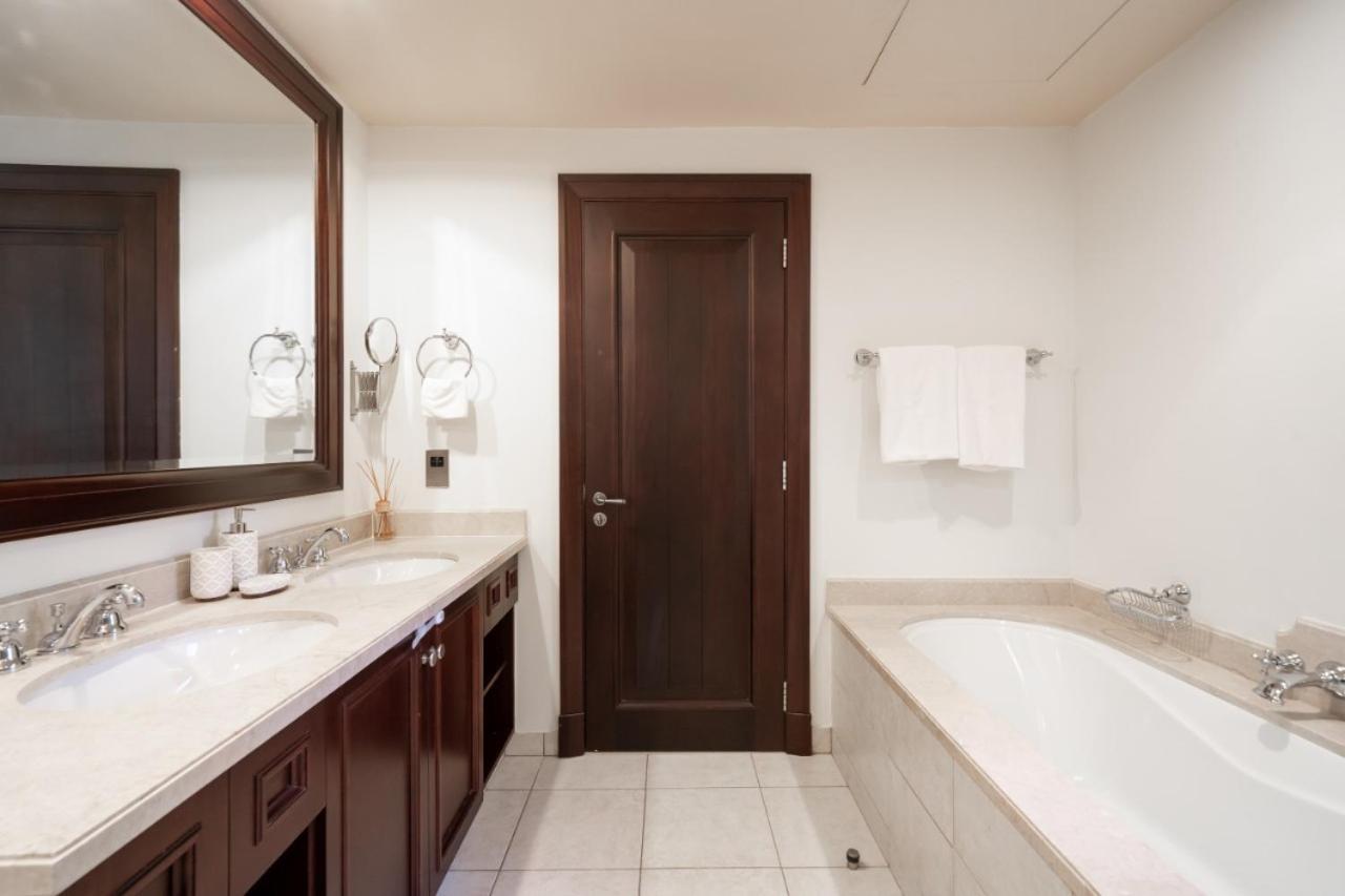 Durrani Homes - Glam Living Besides Mall- 2br With Study Third Converted *