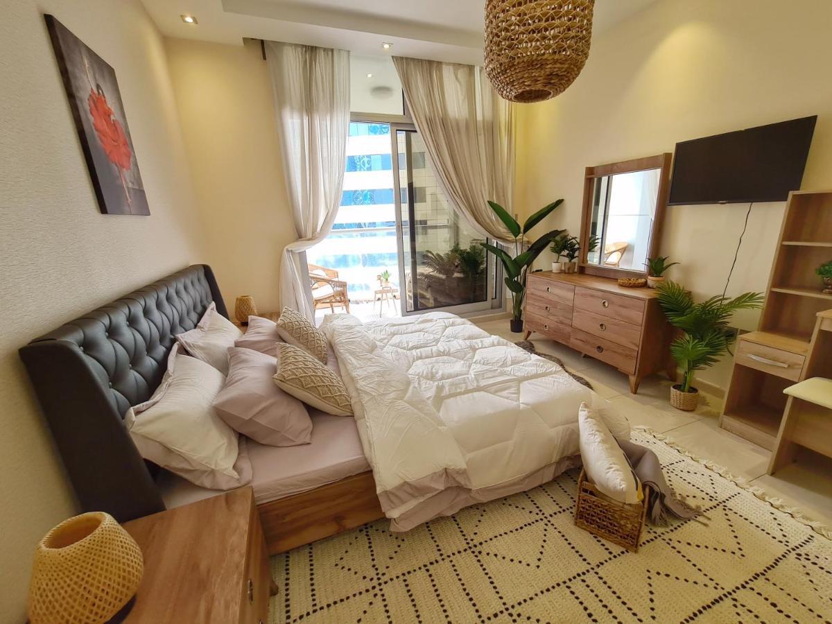 Green Sky Holiday With Shared Kitchen And Lounge