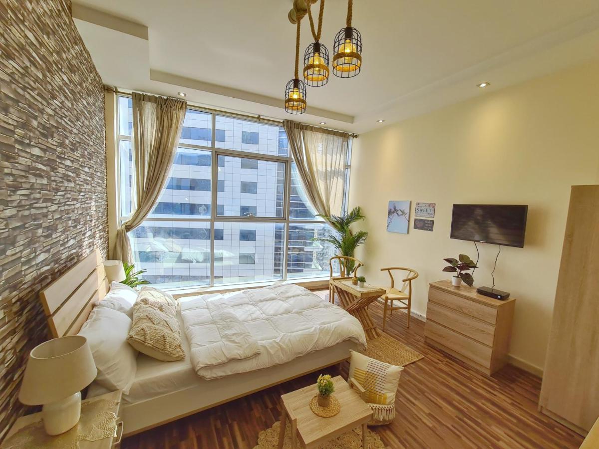 Green Sky Holiday With Shared Kitchen And Lounge Dubai
