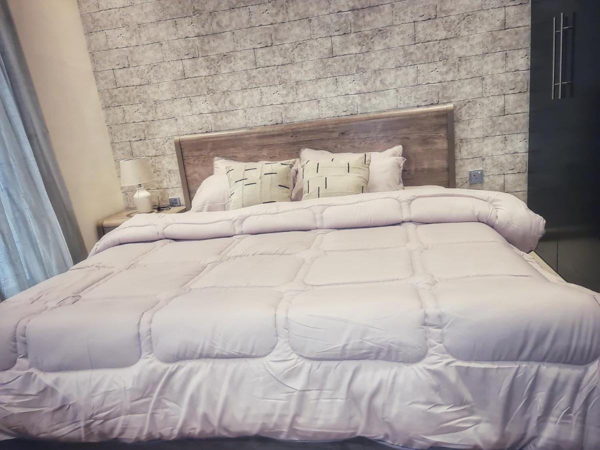 Green Sky Holiday With Shared Kitchen And Lounge * Dubai