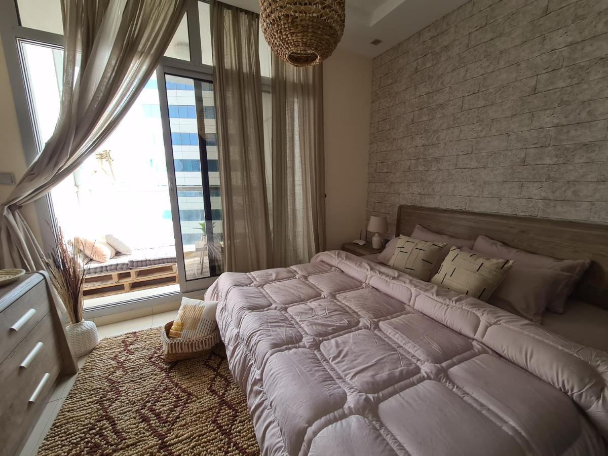 Green Sky Holiday With Shared Kitchen And Lounge Dubai