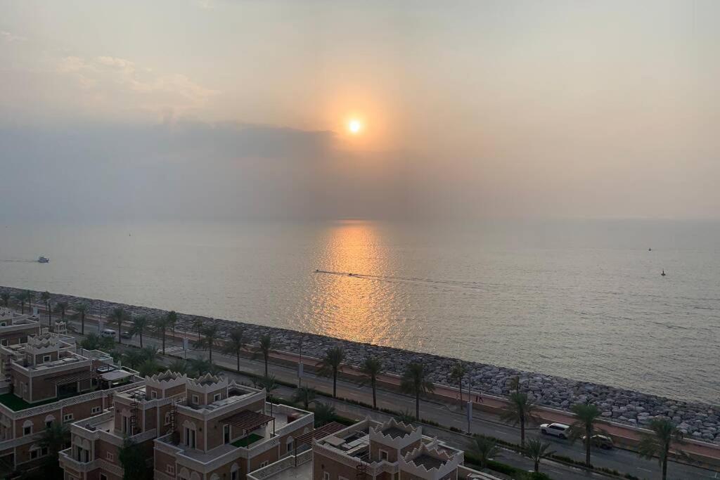 Balqis Residense Palm Jumeirah,pool, Beach, Floor, Full Sea View, Restaurants Daire *