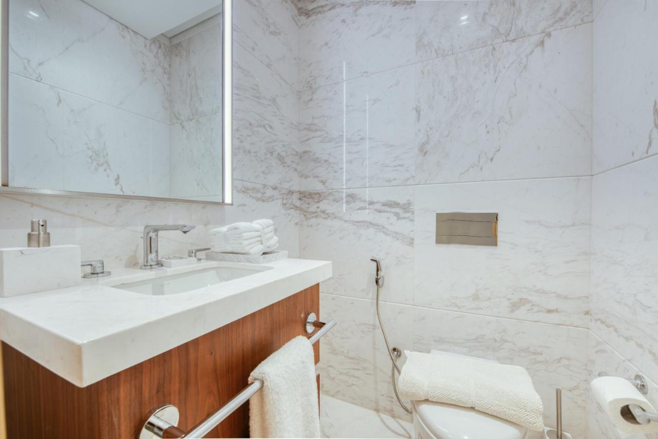 Rh- A Stylish Away From Home, Spacious 02 Bedroom Near Mall Apartment