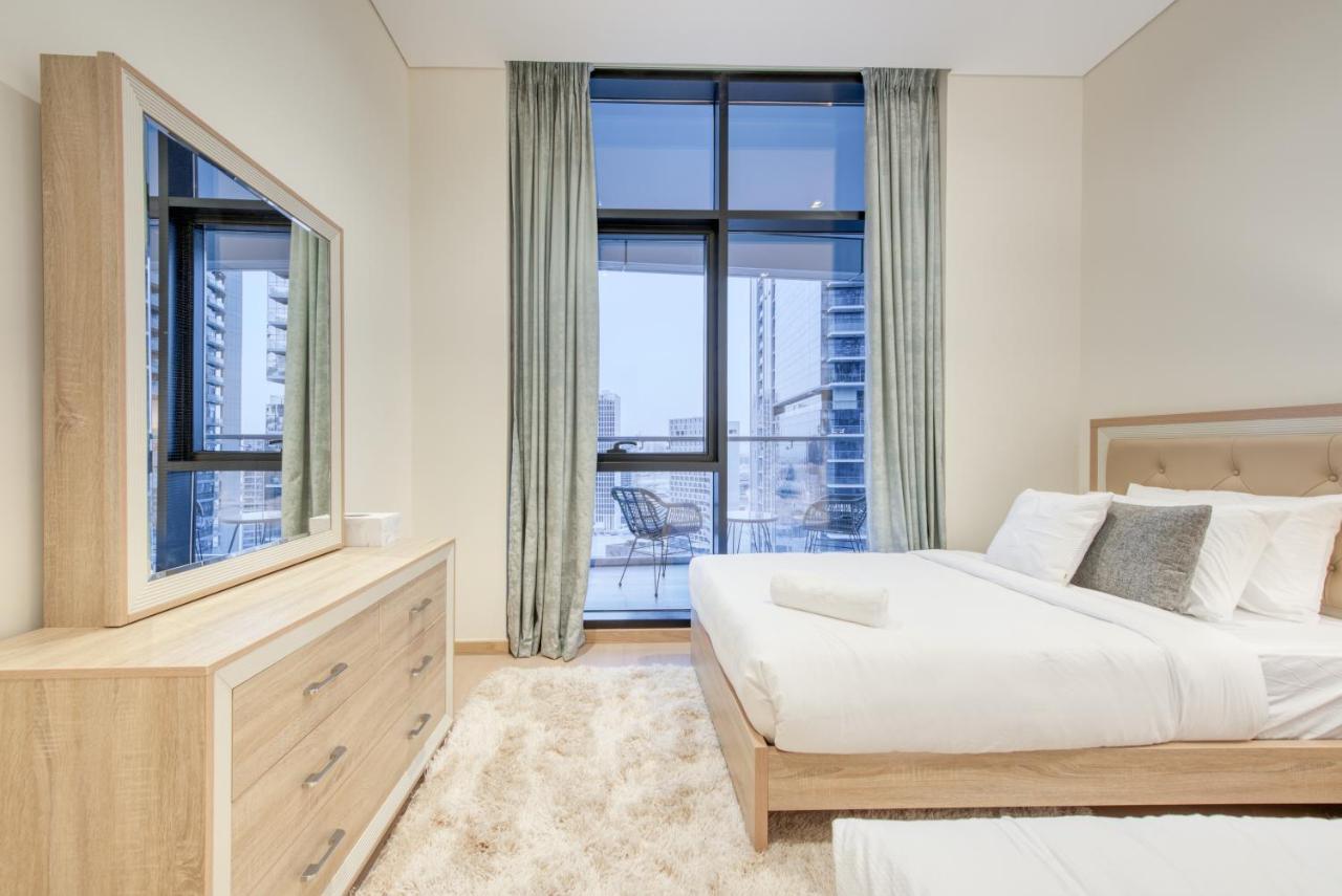 Rh- A Stylish Away From Home, Spacious 02 Bedroom Near Mall Apartment *