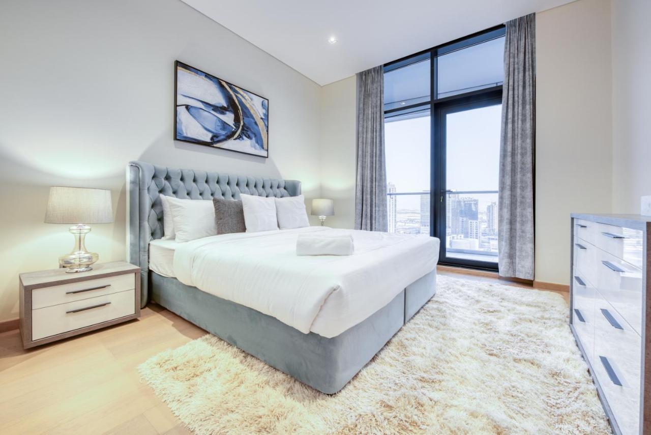 Rh- A Stylish Away From Home, Spacious 02 Bedroom Near Mall Apartment