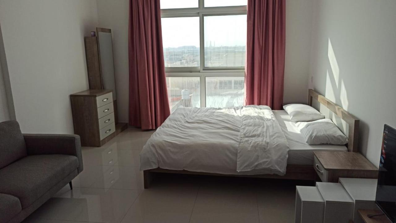 Cozy And Small Partitions For Men Guests In Daire