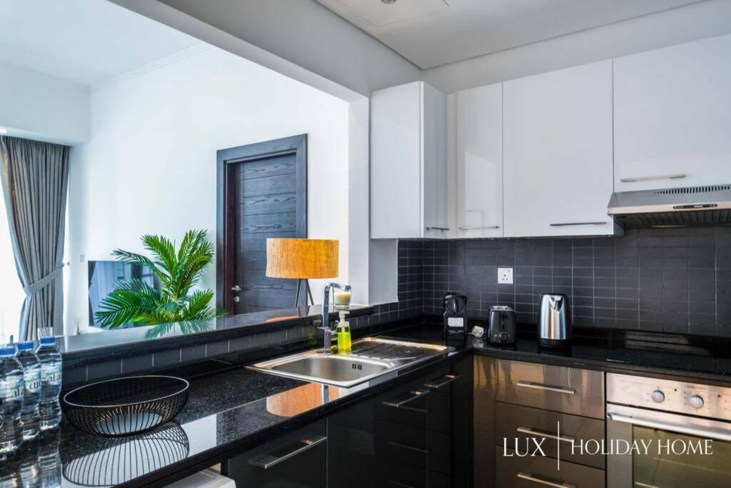 Lux - Spectacular Marina Waterfront 2