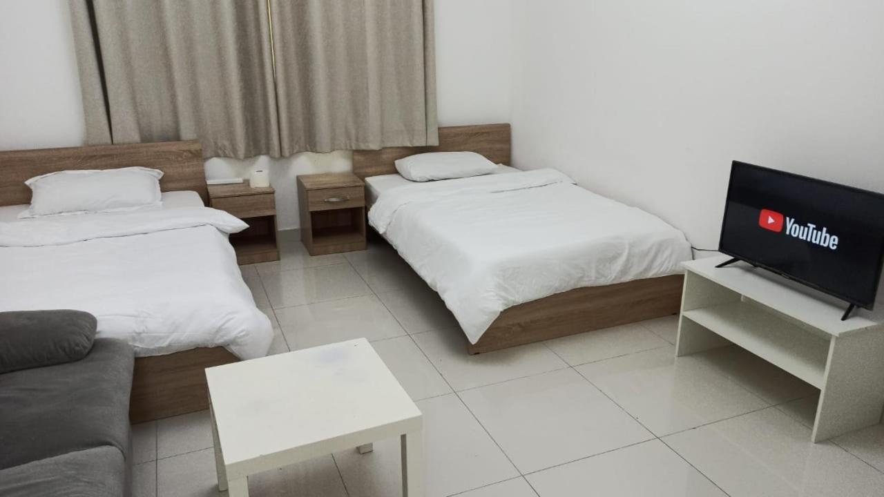 Daire Cozy And Small Partitions For Men Guests In Dubai
