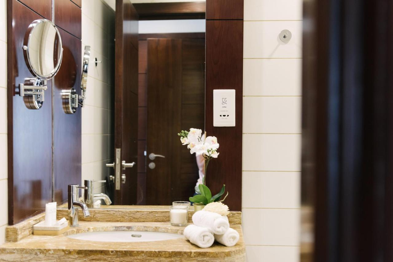 Boutique Living - Burj Views Downtown Apartment
