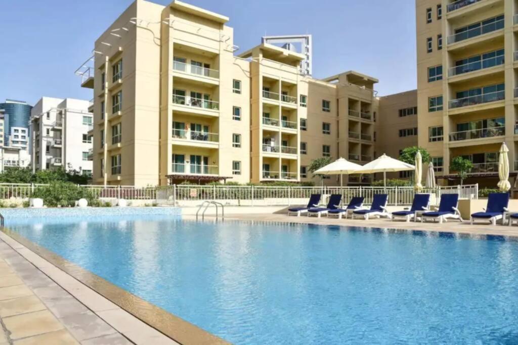 Luxurious 1 Bedroom In The Sought Area Of Apartment *