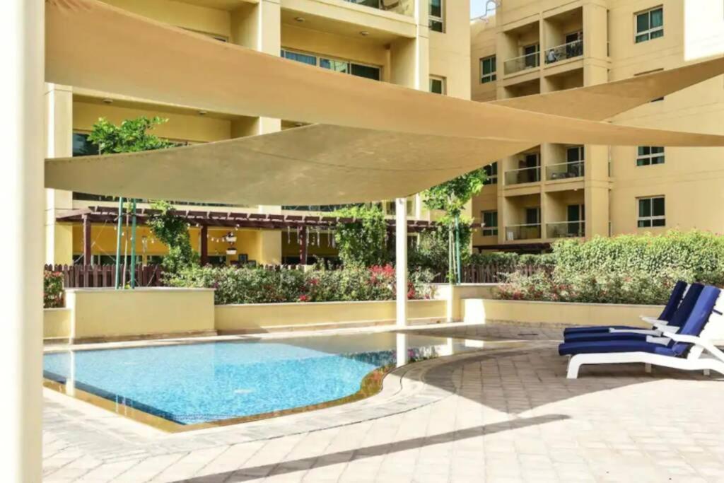 Luxurious 1 Bedroom In The Sought Area Of Apartment *