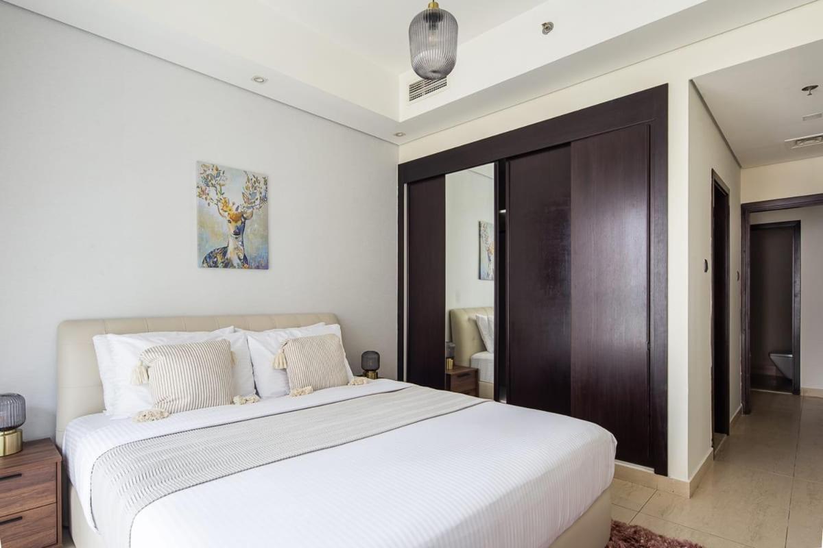 Frank Porter - Mon Reve Apartment
