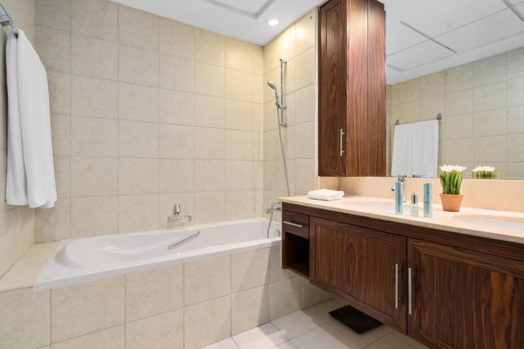 Apartamento Spectacular Burj & Fountain View - Luxurious 3 Bedrooms & Maids - The Residences Dubai