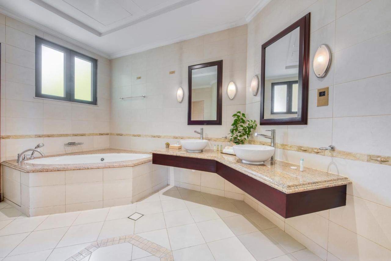 Sol Living - Exquisite 5br Garden W/pool & Beach In Palm